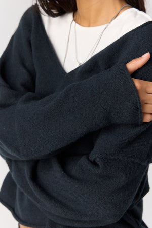 See Me V-Neck Pullover | Black